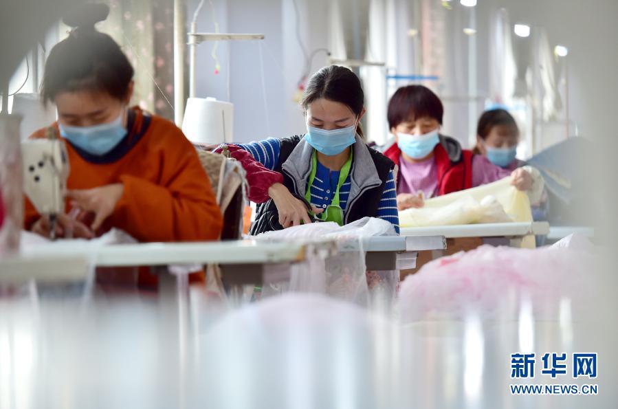 在石家庄市深泽县小堡村的一家布艺生产工厂,当地妇女加工布艺产品